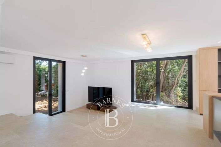 Image No.20-5 Bed House for sale