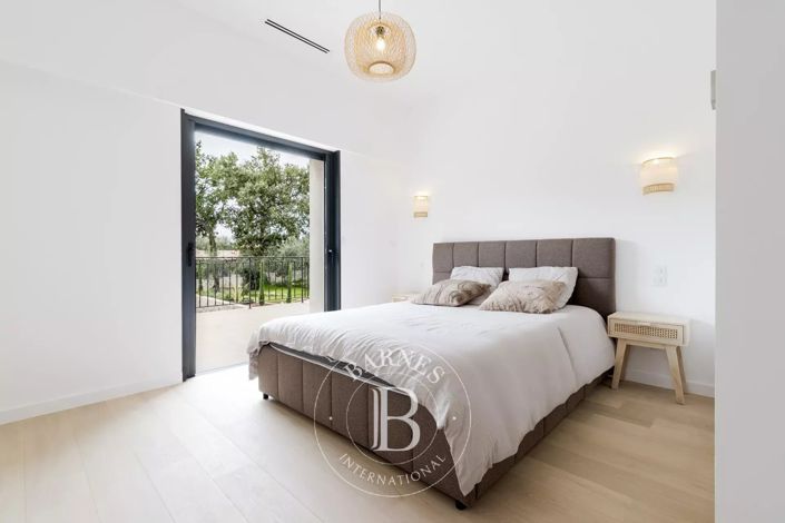 Image No.24-5 Bed House for sale