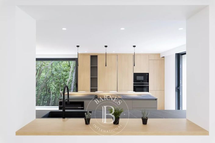 Image No.6-5 Bed House for sale