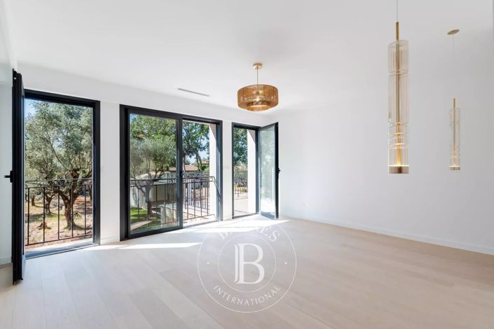Image No.7-5 Bed House for sale