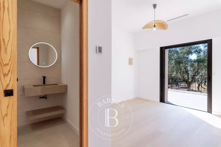 Image No.8-5 Bed House for sale