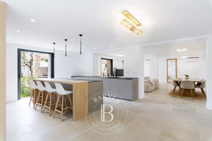 Image No.8-5 Bed House for sale