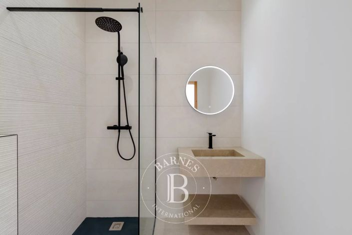 Image No.9-5 Bed House for sale