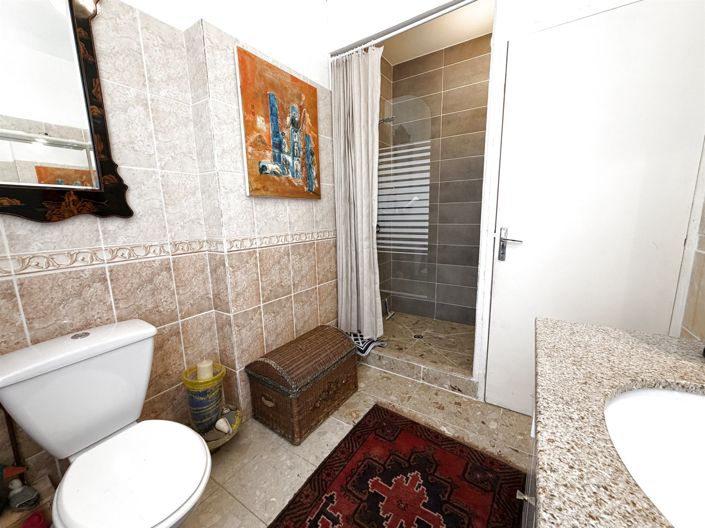 Image No.18-6 Bed House for sale