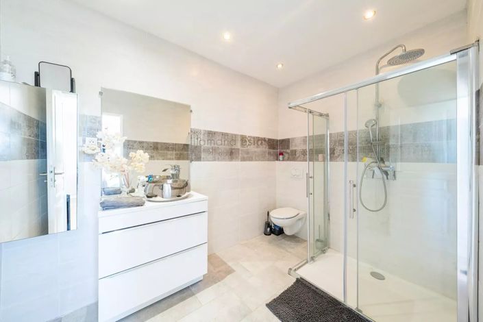 Image No.8-3 Bed House for sale