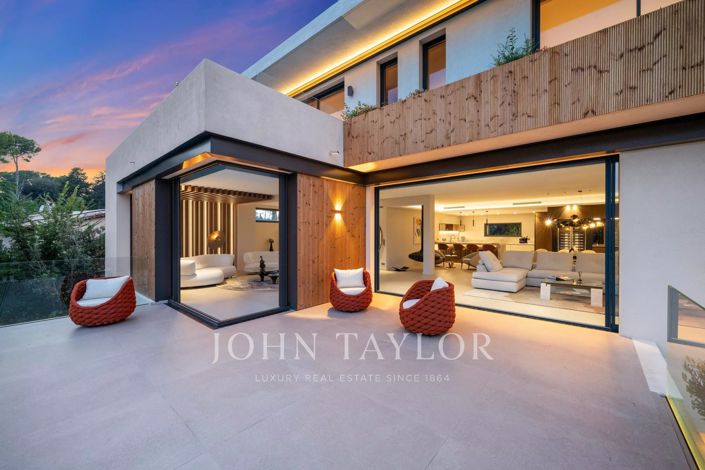 Image No.8-5 Bed House for sale