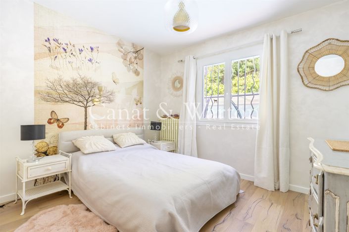 Image No.6-5 Bed House for sale