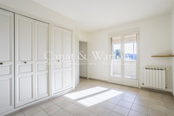 Image No.11-5 Bed House for sale