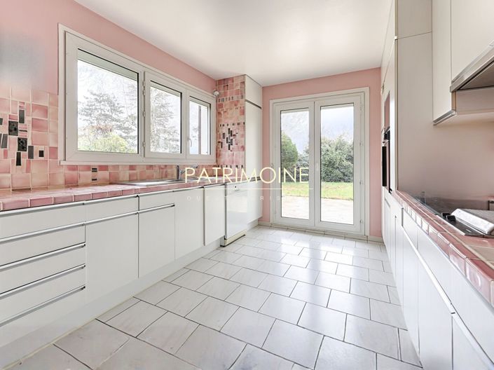 Image No.8-5 Bed House for sale