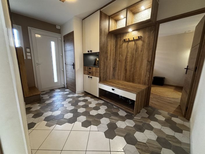 Image No.6-5 Bed House for sale