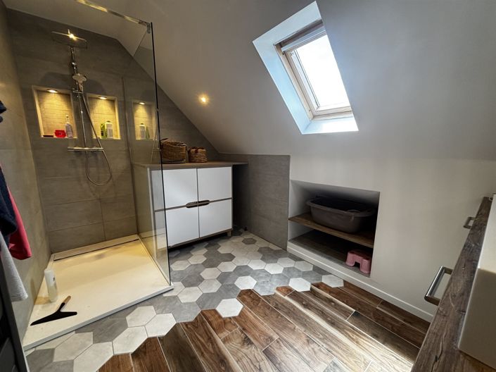 Image No.9-5 Bed House for sale