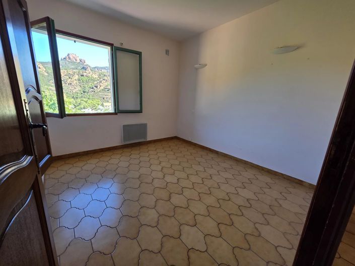 Image No.8-6 Bed House for sale