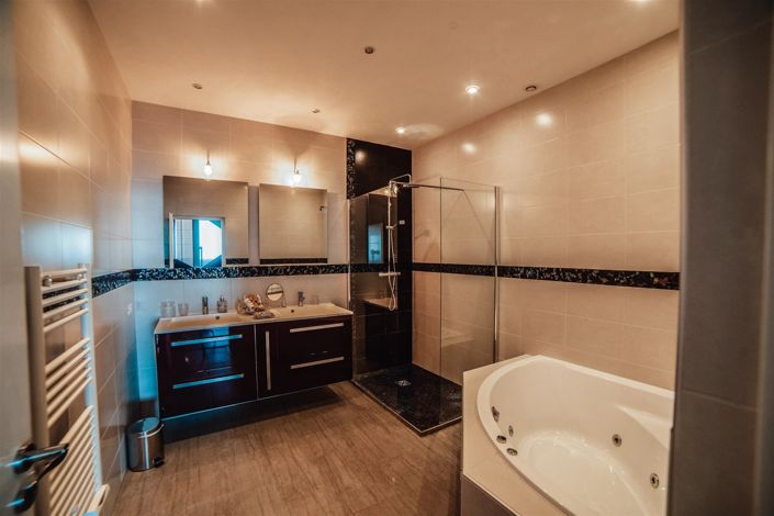Image No.23-7 Bed House for sale