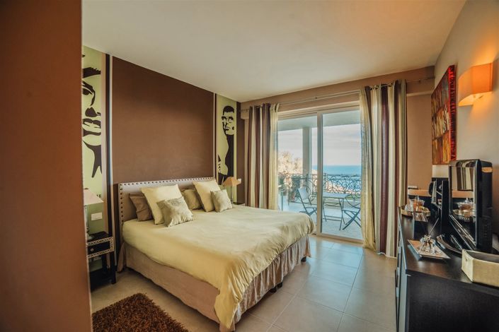 Image No.24-7 Bed House for sale