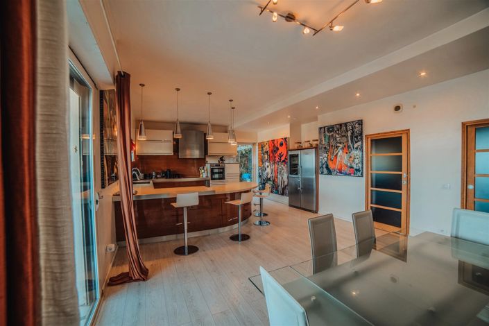 Image No.30-7 Bed House for sale
