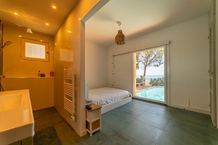 Image No.9-5 Bed House for sale