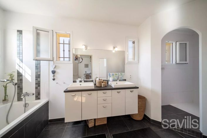 Image No.8-4 Bed House for sale
