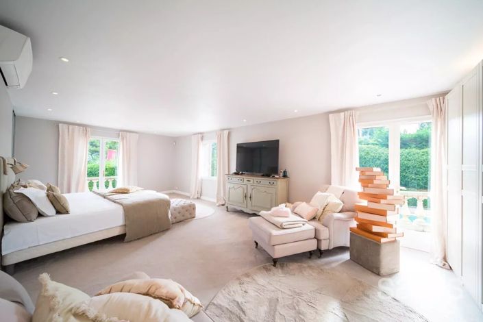 Image No.6-5 Bed House for sale