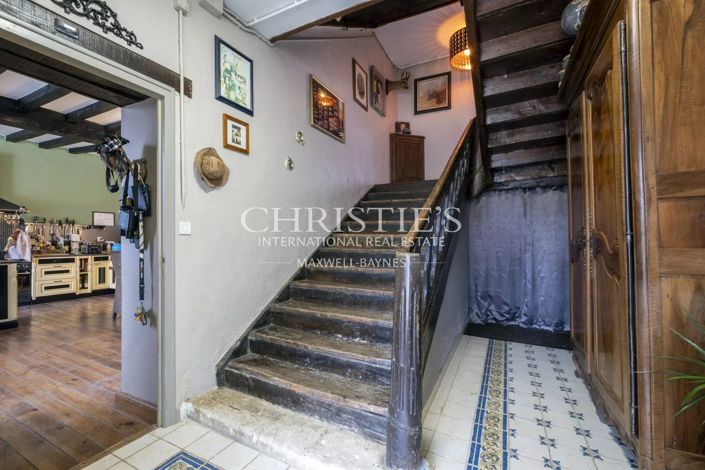 Image No.12-10 Bed Property for sale