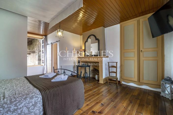 Image No.17-10 Bed Property for sale