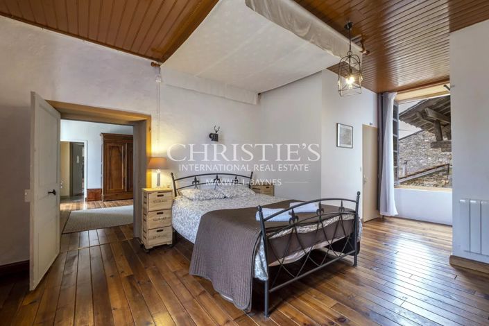 Image No.18-10 Bed Property for sale