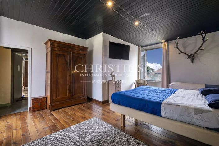Image No.19-10 Bed Property for sale