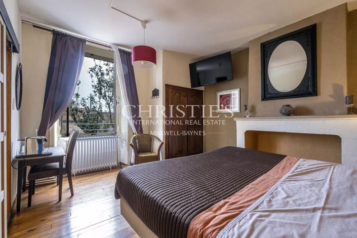 Image No.22-10 Bed Property for sale