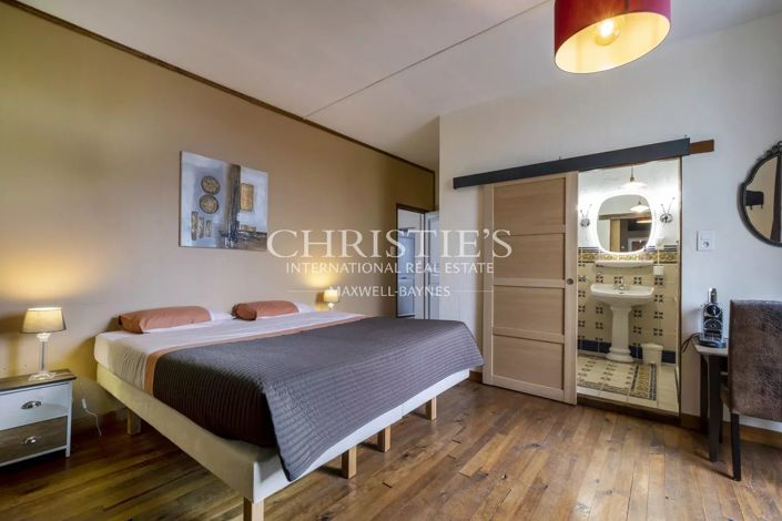 Image No.23-10 Bed Property for sale