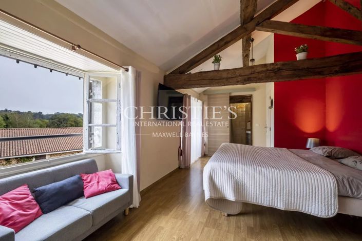 Image No.27-10 Bed Property for sale
