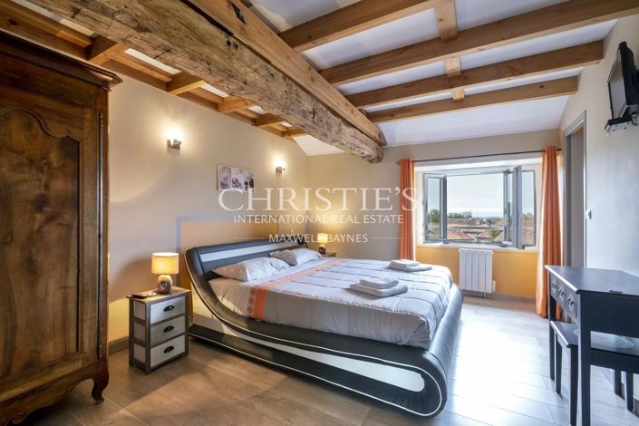 Image No.28-10 Bed Property for sale