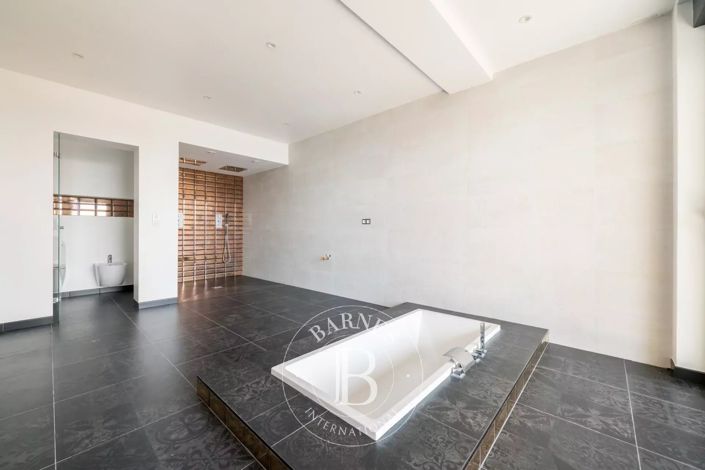 Image No.17-5 Bed House for sale