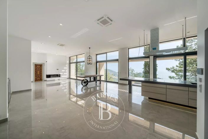 Image No.8-5 Bed House for sale