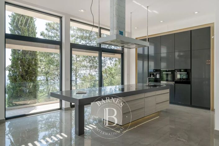 Image No.9-5 Bed House for sale