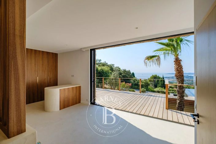 Image No.8-5 Bed House for sale