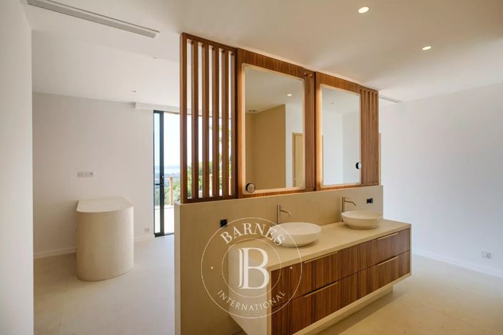 Image No.9-5 Bed House for sale