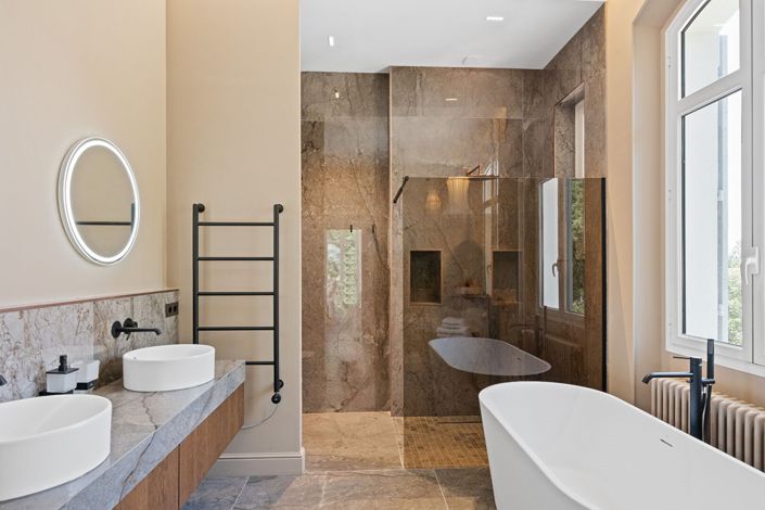 Image No.8-5 Bed House for sale
