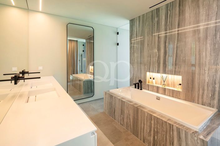 Image No.11-3 Bed House for sale