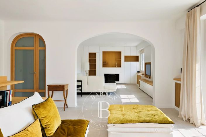 Image No.8-5 Bed House for sale