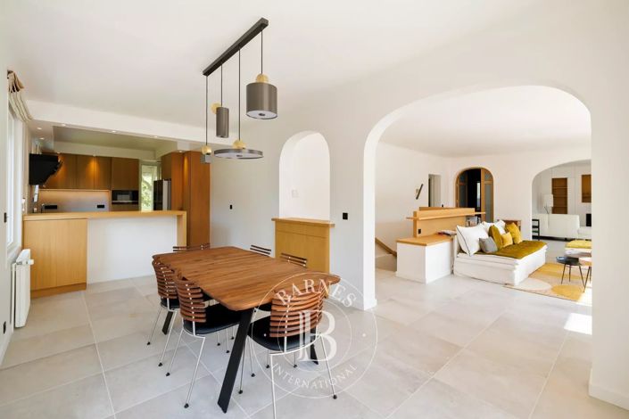 Image No.9-5 Bed House for sale