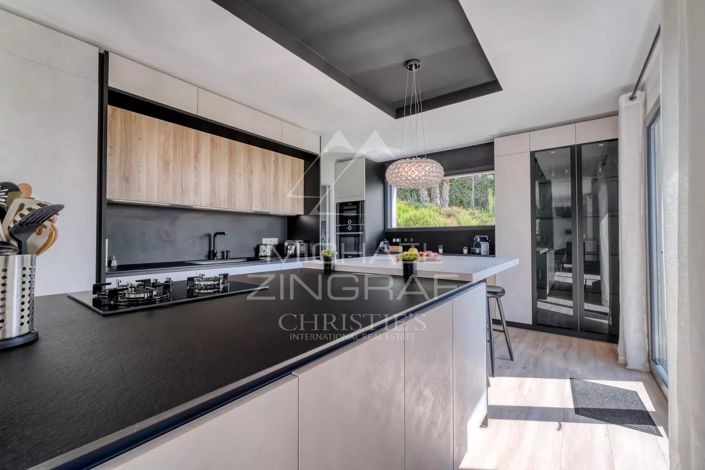 Image No.10-3 Bed House for sale