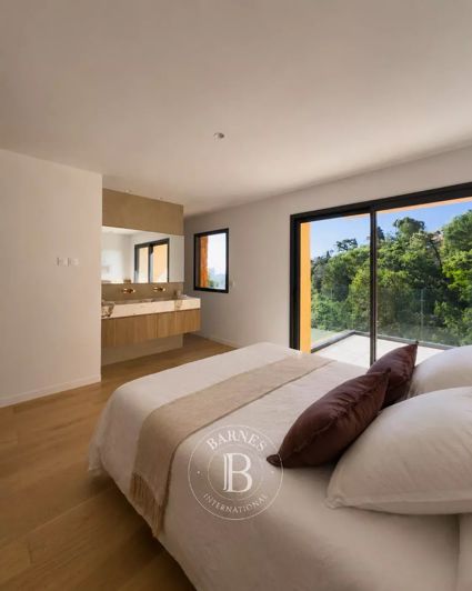 Image No.20-5 Bed House for sale