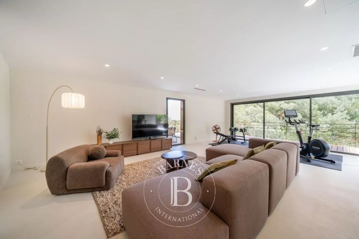 Image No.5-5 Bed House for sale