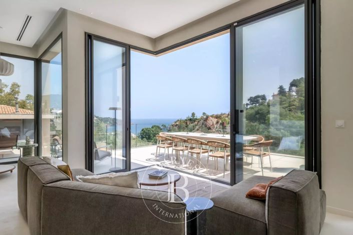 Image No.6-5 Bed House for sale