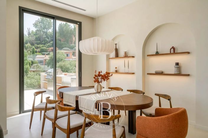 Image No.8-5 Bed House for sale