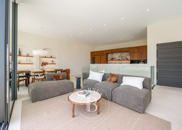Image No.9-5 Bed House for sale