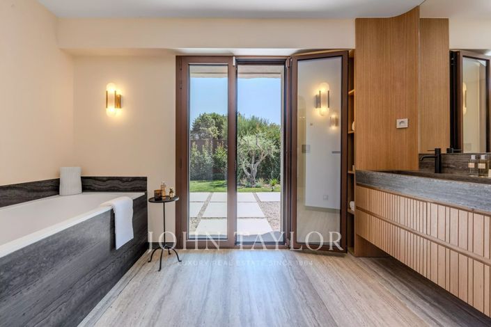Image No.26-6 Bed House for sale