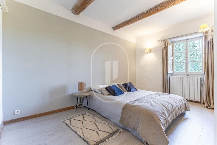Image No.8-6 Bed House for sale