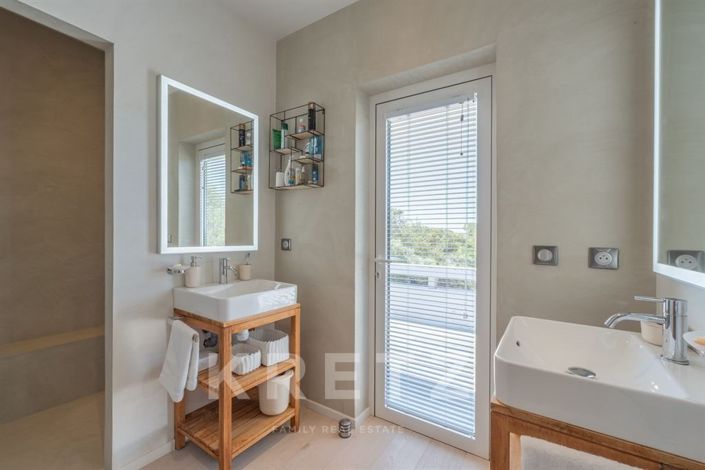 Image No.10-7 Bed House for sale