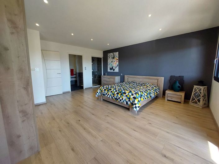 Image No.20-5 Bed Property for sale