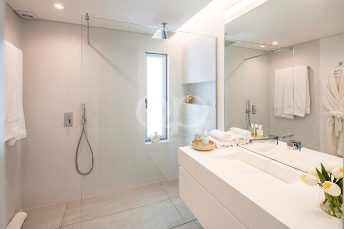 Image No.20-5 Bed House for sale
